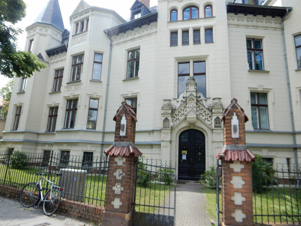 Diese Radtour eignet sich ideal an einem Sonntag. Wenn die Schloßstraße wunderbar leer ist und die beschaulichen Villengegenden in Lichterfelde noch beschaulicher sind.