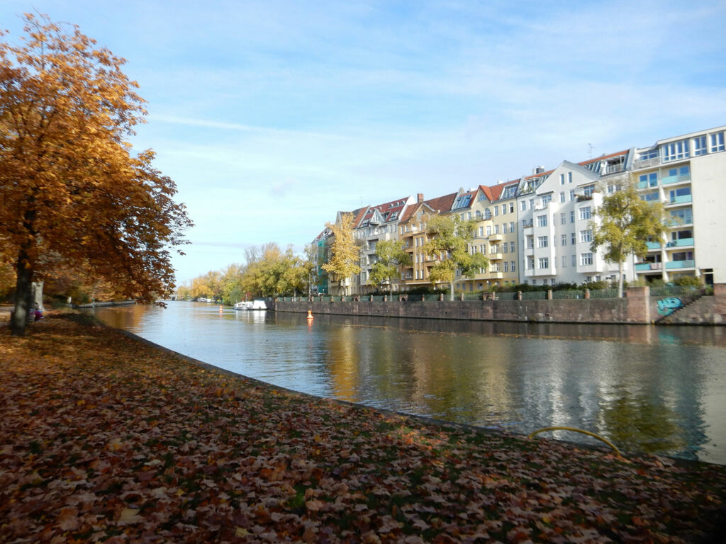 Charlottenburg: Dieser Bezirk, den die meisten wohl nur mit dem Schloss verbinden. Wie immer gibt es aber noch viel mehr zu sehen - Seen, Villen und viel Grün.