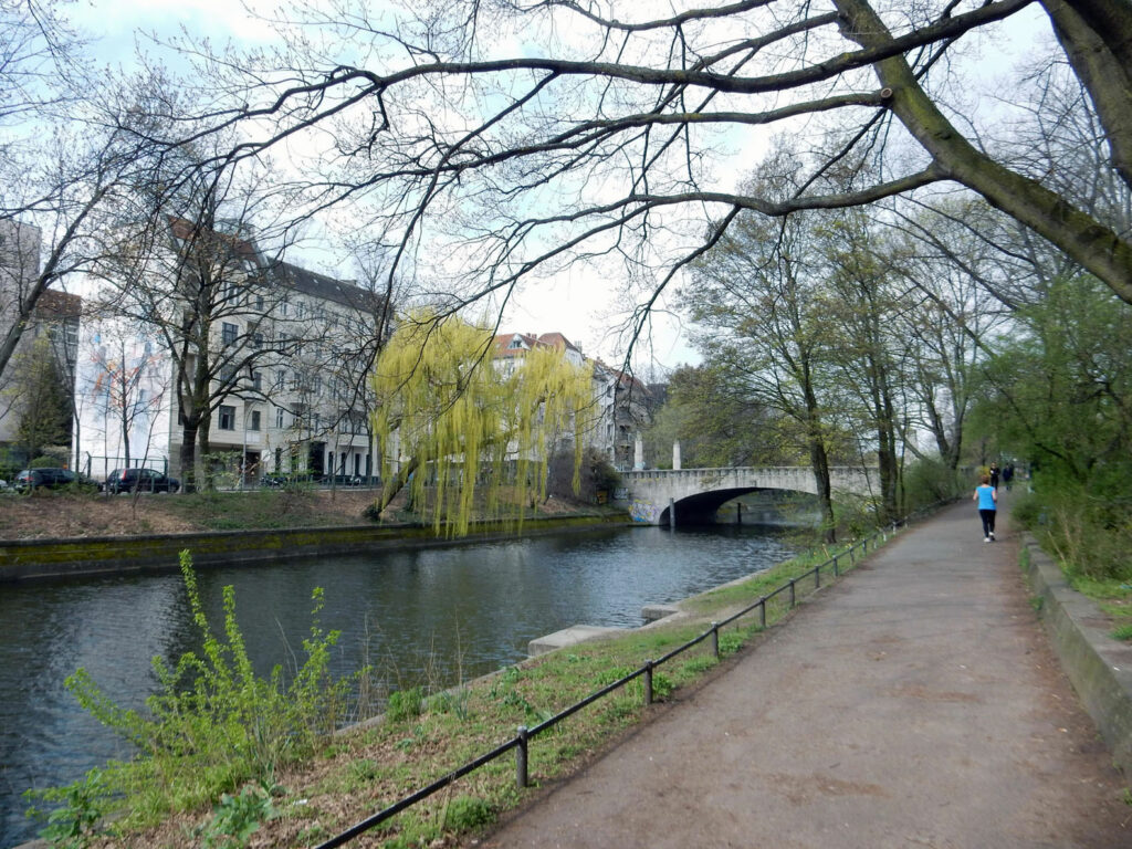 Berlin am Wasser ist immer eine gute Idee. An einem der ersten schönen Frühlingstage in Berlin habe ich mich aufs Fahrrad geschwungen und bin den Landwehrkanal entlang geradelt.