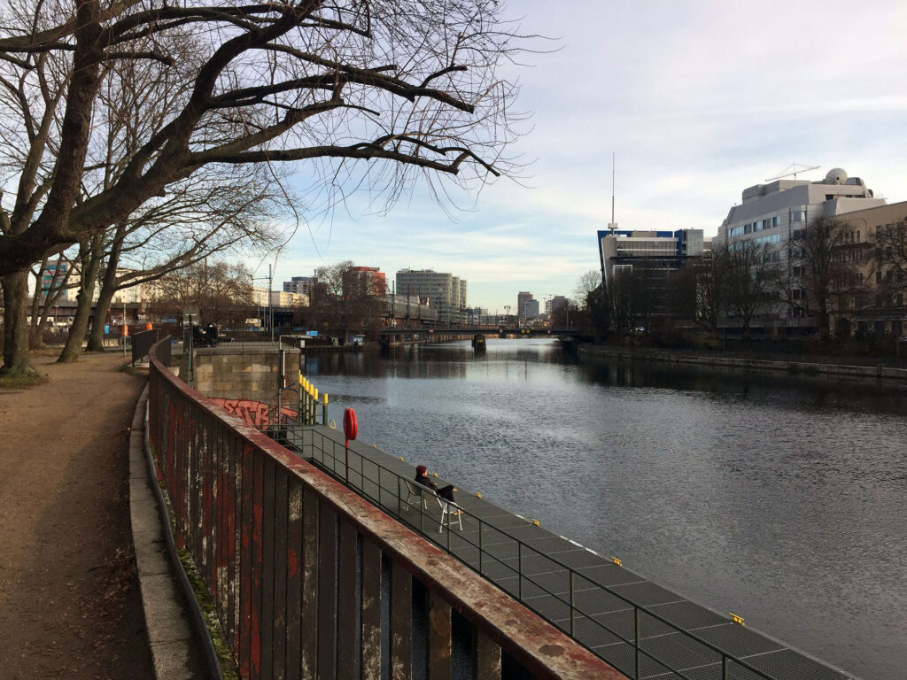 31.12.2020. Ein in vielerlei Hinsicht turbulentes Jahr geht zu Ende. Die Sonne scheint und Berlin zeigt sich nochmal von seiner schönsten Seite bei milden 15 Grad. Ich wollte nochmal raus. Ein Spaziergang durch das alte Berlin schien genau das Richtige.