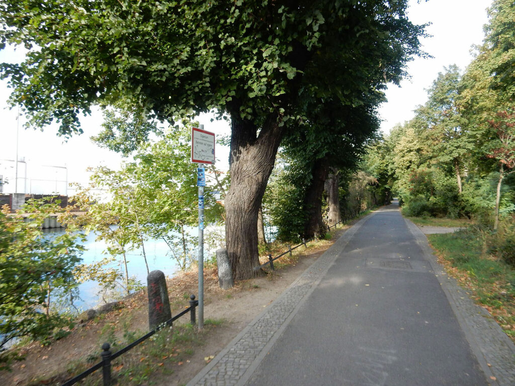 Eine schöne Radtour von Mitte nach Tegel und wieder zurück. Los ging es an einem sehr frühen Sonntagmorgen am alten Garnisonsfriedhof in der Linienstraße. Es war kaum eine Menschenseele weit und breit. Ich liebe Radtouren an solchen Tagen.