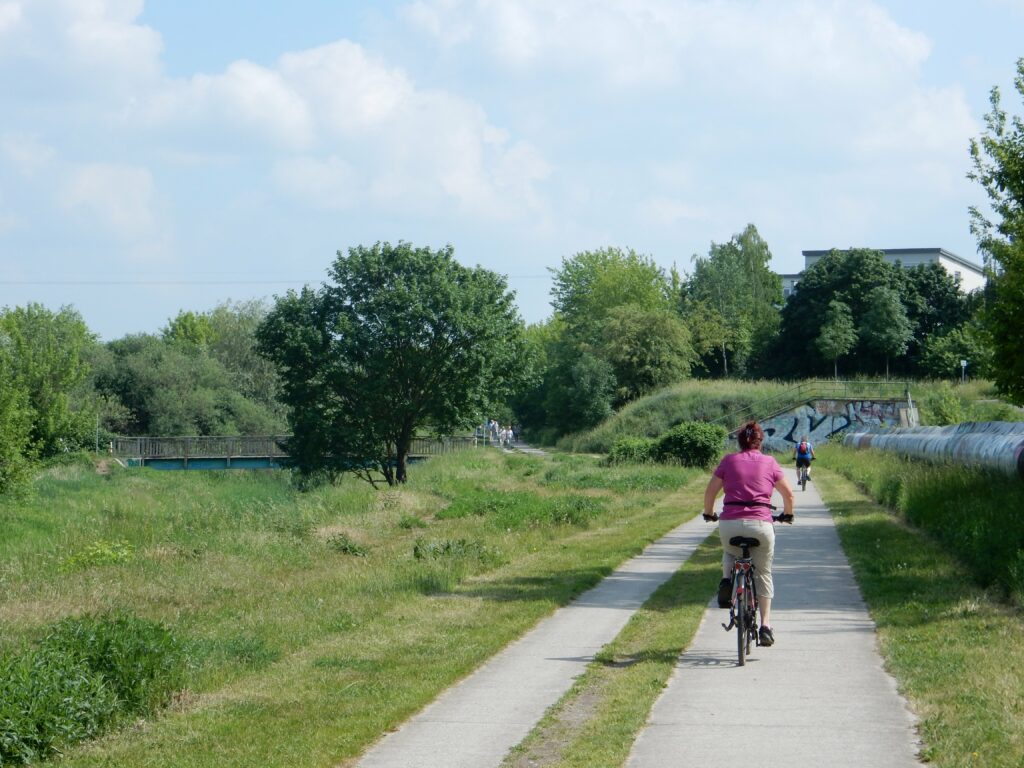 Von der Quelle in Ahrensfelde führt diese Radtour größtenteils immer entlang der Wuhle vorbei an Marzahn, Hellersdorf, Kaulsdorf und Biesdorf bis zur Mündung in Köpenick